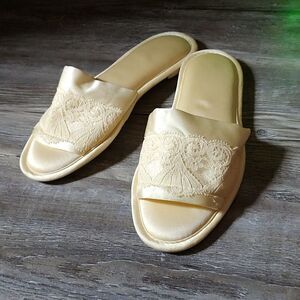 Vintage Vanity Fair ivory slippers Sz M Sz 6.5-7.5
